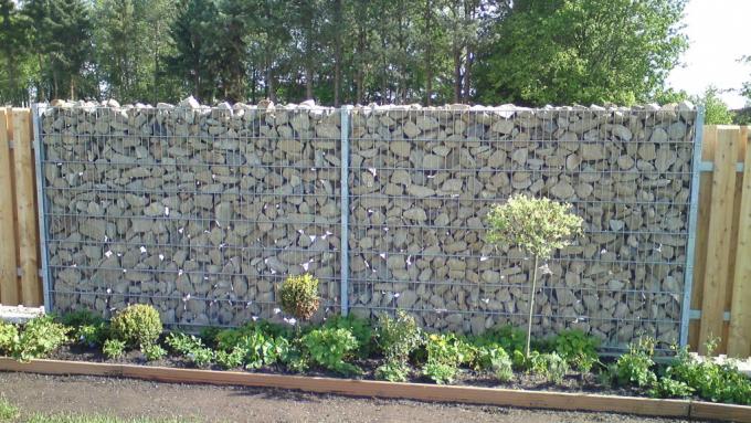 Steinzaun im Drahtkleid Steinzaun im Drahtkleid