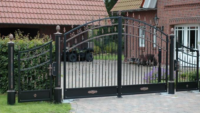 Schmiedeeiserne Drehflügeltoranlage Schmiedeeiserne Drehflügeltoranlage