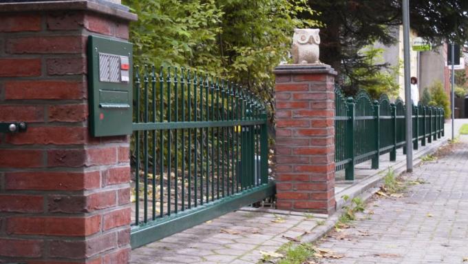 Schmiedeeiserne Schiebetor- und Zaunanlage