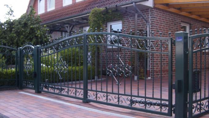 Schmiedeeiserne Drehflügeltoranlage mit E-Antrieb