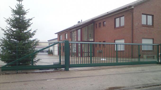 Freitragendes Schiebetor mit E-Antrieb