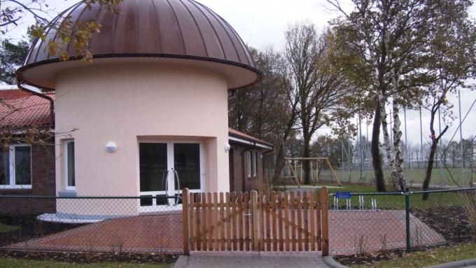 Lärchenholztor mit Maschendrahtzaun