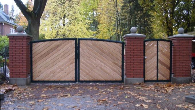 Holzgefüllte Drehflügeltore