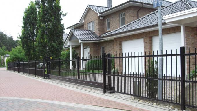 Schmiedeeiserne Tor- und Zaunanlage