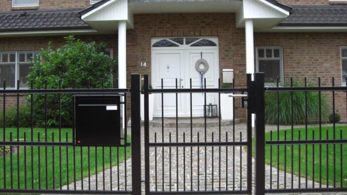 Tor- und Zaunanlage mit integriertem Briefkastenelement